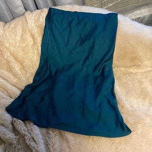 Silky mid skirt